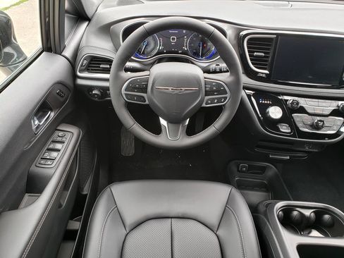 New 2026 Chrysler Pacifica Select AWD/4WD image 18