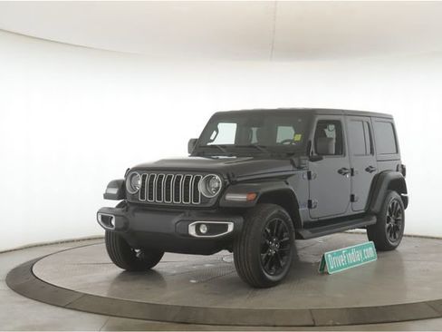 Used 2025 Jeep Wrangler Unlimited Sahara image 10