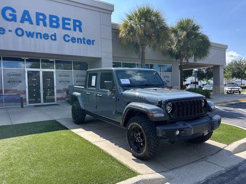 Used 2024 Jeep Gladiator Sport AWD/4WD image 2