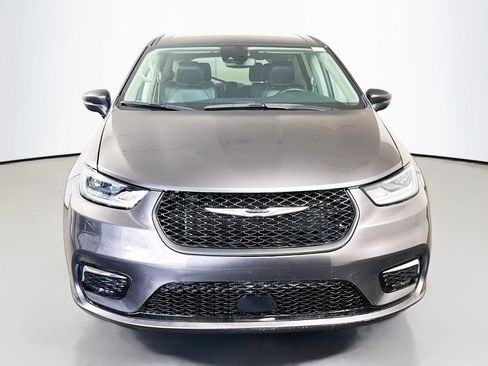 Used 2023 Chrysler Pacifica Touring-L image 2
