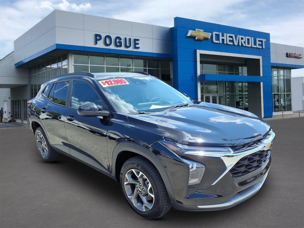Used 2024 Chevrolet Trax LT FWD image 1