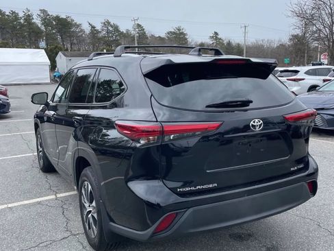 Used 2022 Toyota Highlander XLE image 2