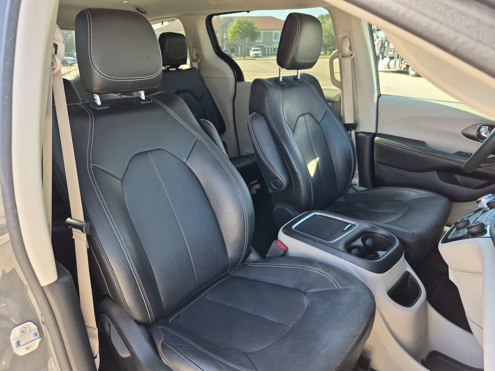 Used 2022 Chrysler Pacifica Touring-L FWD image 18