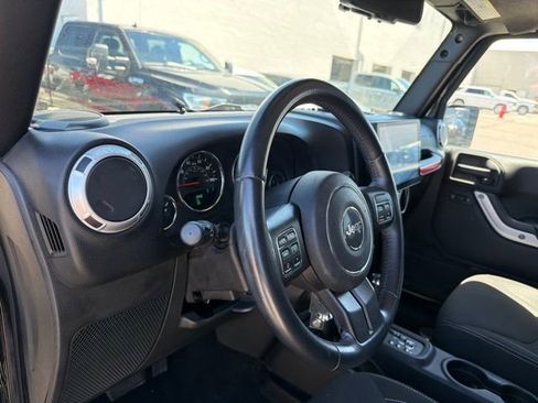 Used 2015 Jeep Wrangler Unlimited Sahara w/ Connectivity Group AWD/4WD image 15