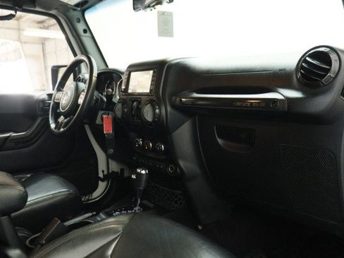 Used 2017 Jeep Wrangler Unlimited Sahara AWD/4WD image 21