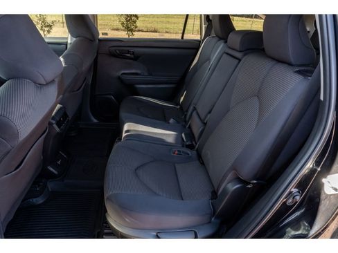 Used 2023 Toyota Highlander LE image 12
