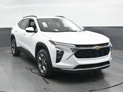 Used 2025 Chevrolet Trax LT w/ LT Convenience Package FWD image 6