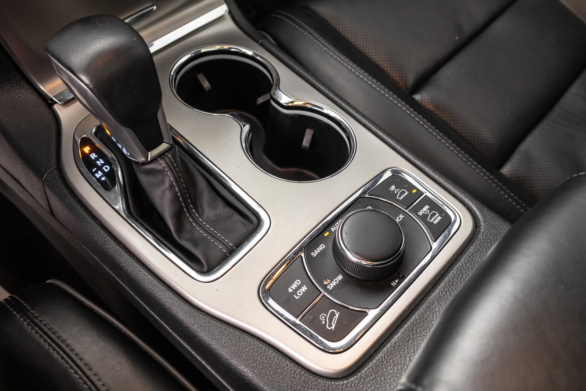 Used 2019 Jeep Grand Cherokee Overland AWD/4WD image 24