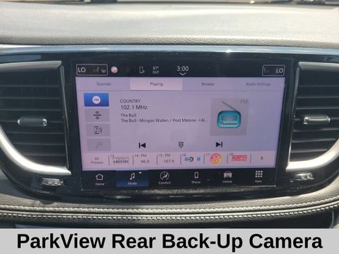 Used 2024 Chrysler Pacifica Touring FWD image 9
