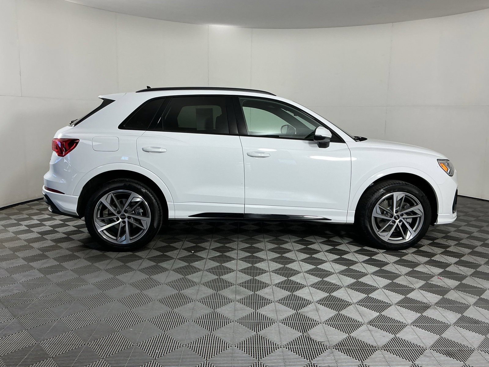 Used 2025 Audi Q3 2.0T Premium w/ Convenience Plus Package AWD/4WD image 9
