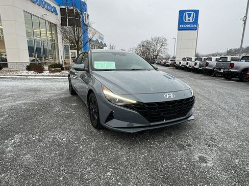 Used 2021 Hyundai Elantra SEL w/ Convenience Package image 2