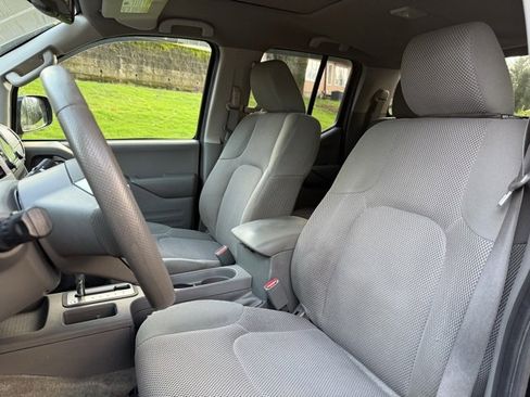 Used 2016 Nissan Frontier SV image 6