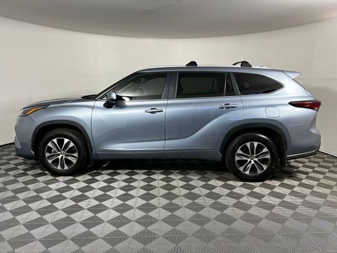 Certified 2024 Toyota Highlander XLE FWD image 8