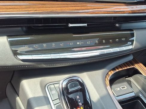Used 2023 Cadillac Escalade ESV Premium Luxury AWD/4WD image 15