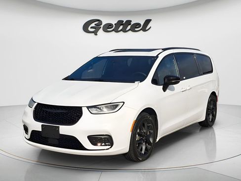 Used 2025 Chrysler Pacifica Limited image 1