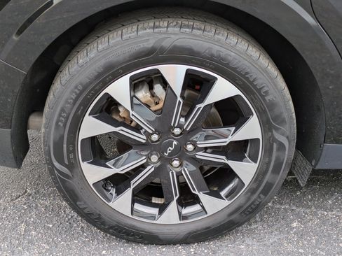 Certified 2024 Kia Carnival EX FWD image 9