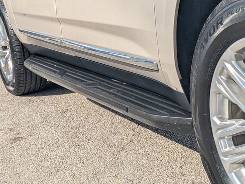 Used 2021 GMC Yukon XL SLT w/ SLT Premium Package image 11