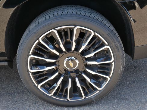 New 2026 Chevrolet Suburban High Country image 3