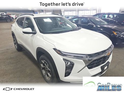 Used 2025 Chevrolet Trax LT FWD image 1