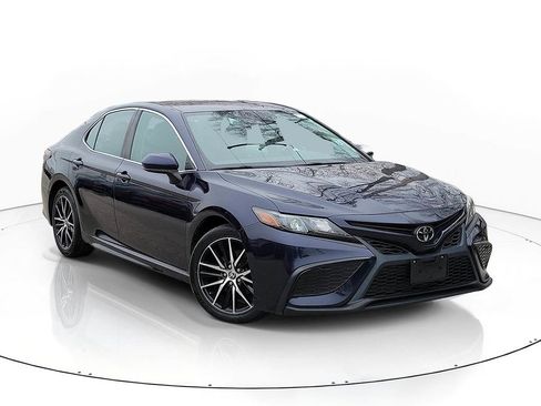 Used 2021 Toyota Camry SE image 1
