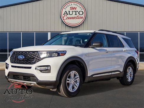 Used 2023 Ford Explorer XLT w/ Equipment Group 202A image 3