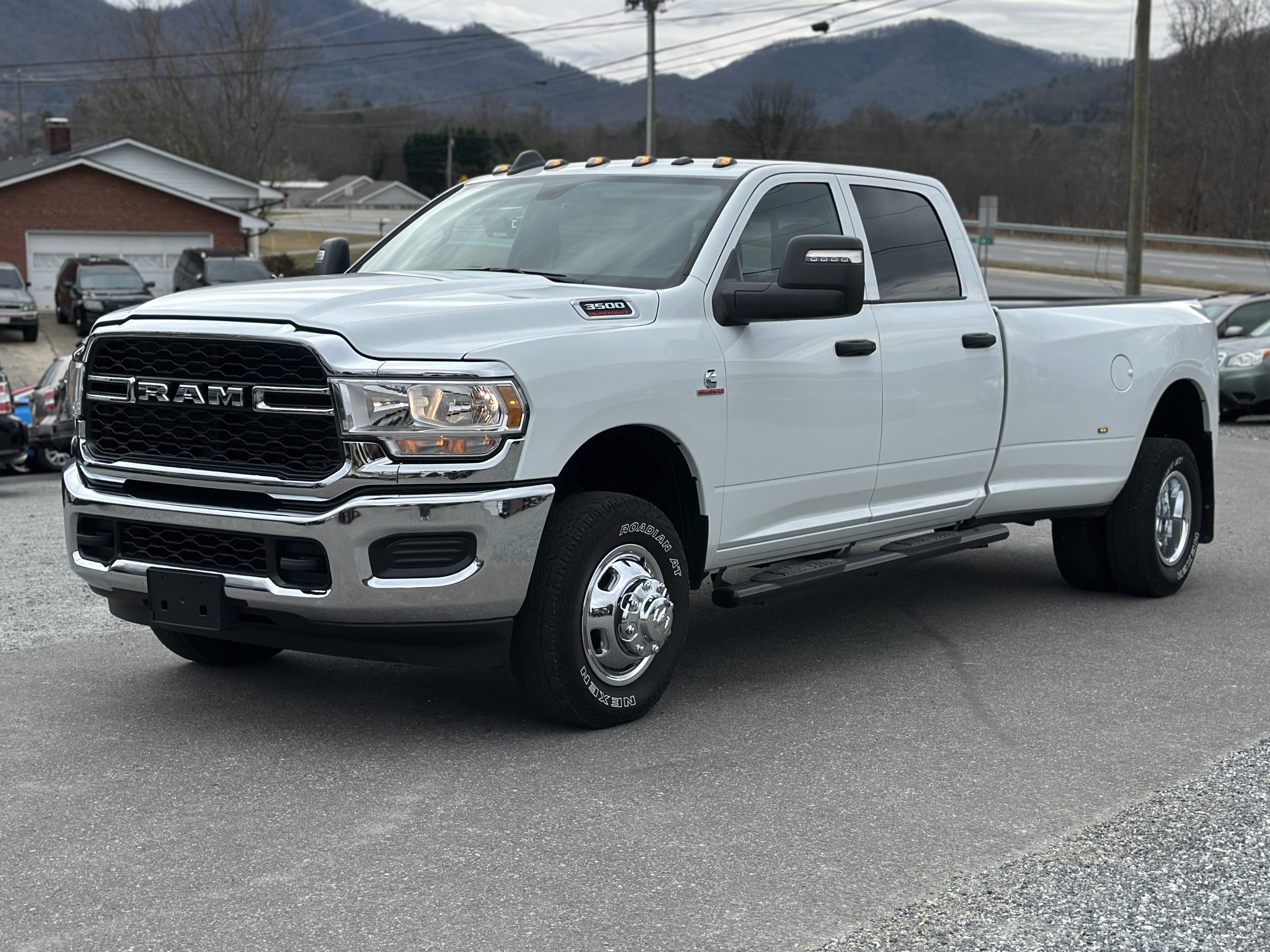 Used 2024 RAM 3500 Tradesman w/ Chrome Appearance Group AWD/4WD image 7