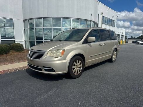 Used 2013 Chrysler Town & Country Touring FWD image 2