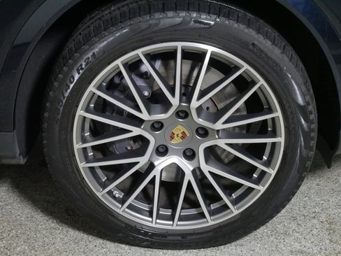 Used 2022 Porsche Cayenne Platinum Edition image 15