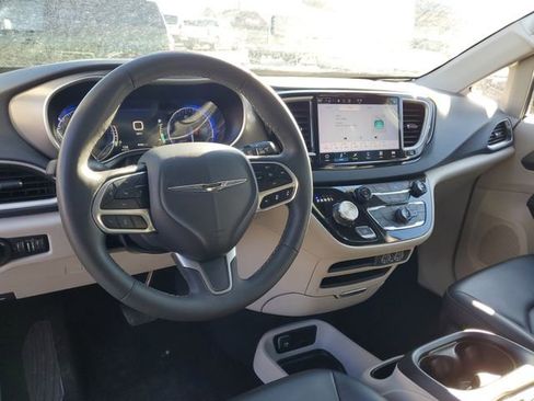 Used 2023 Chrysler Pacifica Touring-L image 16