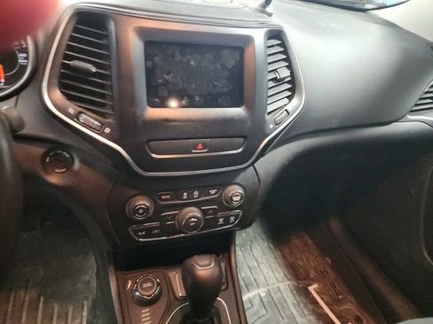 Used 2019 Jeep Cherokee Latitude w/ Cold Weather Group image 9