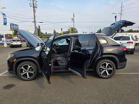 New 2025 Volkswagen Tiguan SE image 18