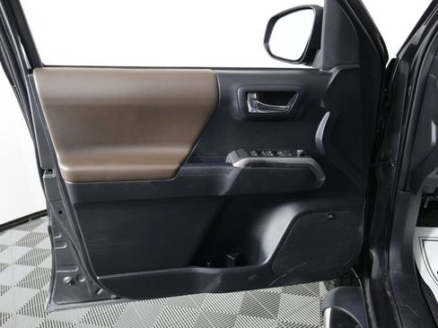 Used 2016 Toyota Tacoma Limited w/ Towing Package image 12