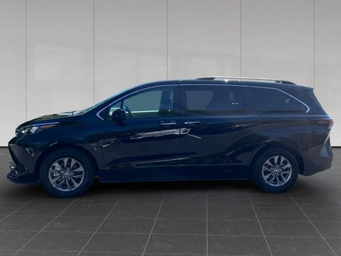 Used 2026 Toyota Sienna XLE FWD image 2