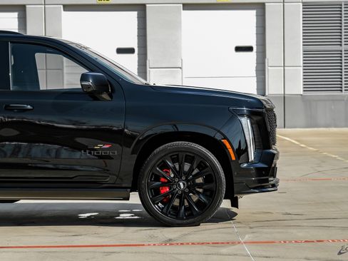 Used 2025 Cadillac Escalade V image 18