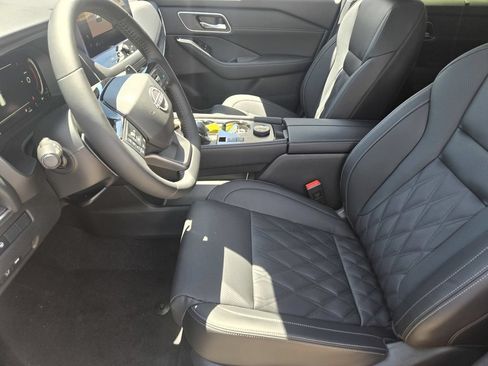 New 2026 Nissan Rogue Platinum AWD/4WD image 11