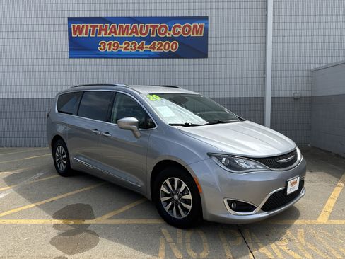 Used 2020 Chrysler Pacifica Touring-L Plus FWD image 2