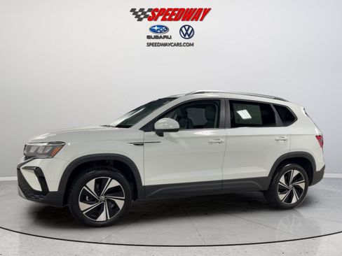 Certified 2024 Volkswagen Taos SE w/ Panoramic Sunroof Package AWD/4WD image 11