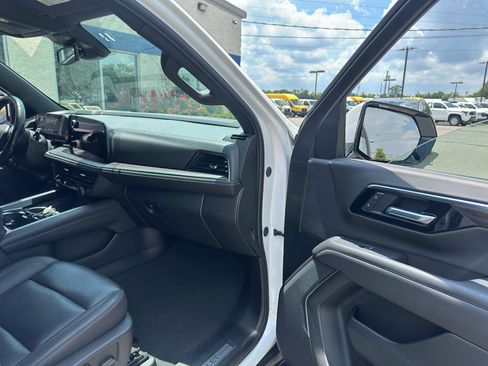 Used 2025 Chevrolet Suburban Z71 AWD/4WD image 10