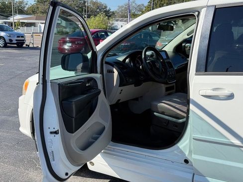 Used 2012 Dodge Grand Caravan SXT image 10