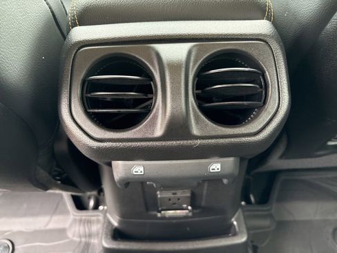 Used 2026 Jeep Wrangler Unlimited Sahara AWD/4WD image 18