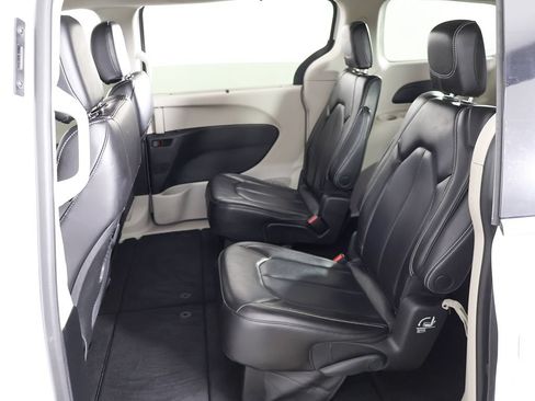 Used 2023 Chrysler Pacifica Touring-L FWD image 32