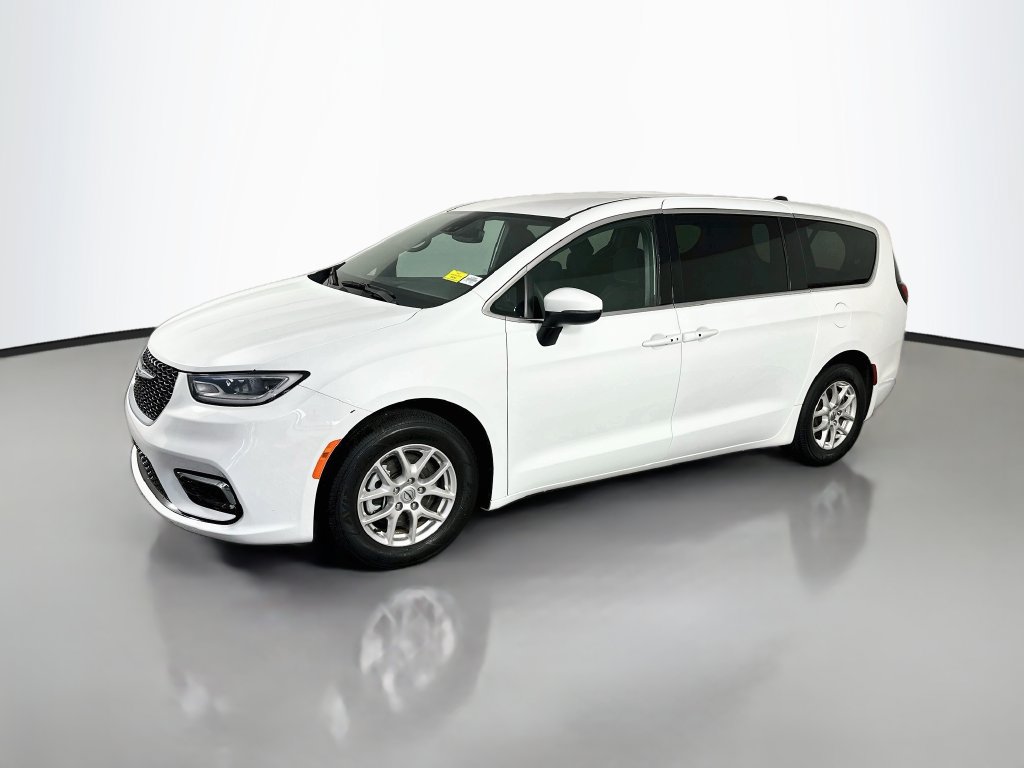 Used 2023 Chrysler Pacifica Touring FWD image 3