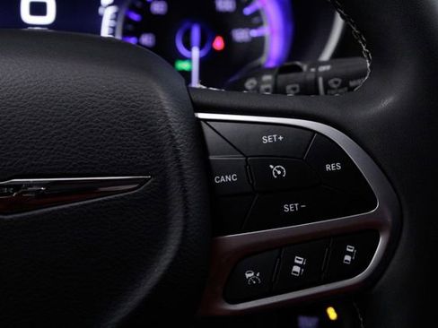 Used 2024 Chrysler Pacifica Touring-L image 30