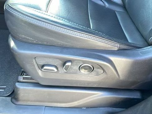 Used 2025 GMC Yukon XL Denali AWD/4WD image 30