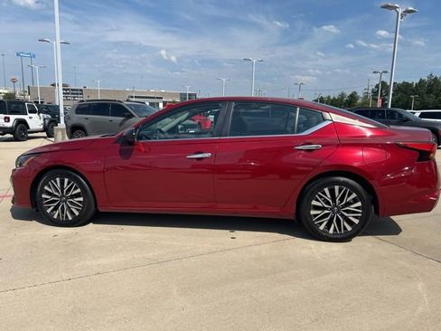 Used 2024 Nissan Altima 2.5 SV FWD image 5