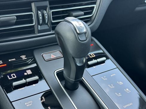 Certified 2025 Porsche Macan AWD/4WD image 25