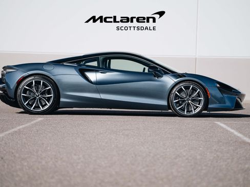Used 2023 McLaren Artura RWD image 11