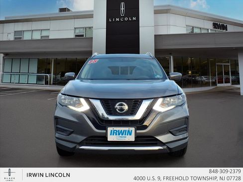 Used 2018 Nissan Rogue SV image 3