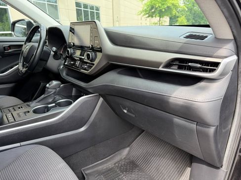 Used 2020 Toyota Highlander LE AWD/4WD image 24