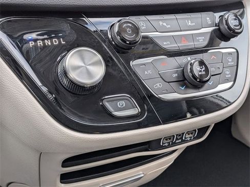 Certified 2024 Chrysler Pacifica Touring-L image 20